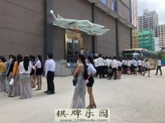 博彩资讯西港一赌场前约100人抗议讨薪